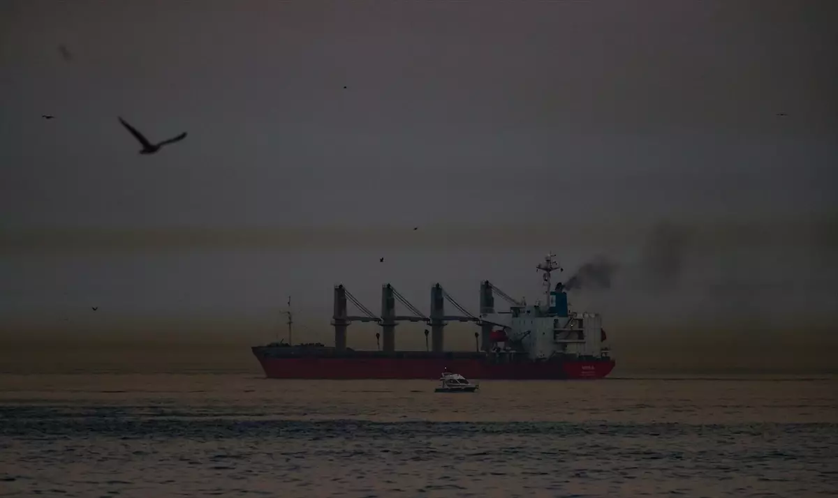 İstanbul'da denizin üzerinde kahverengi toz bulutu oluştu