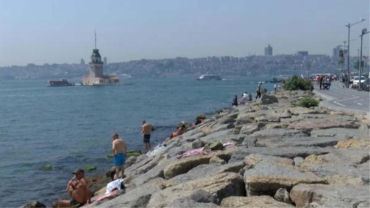 İstanbul\'da Sıcak Hava Nedeniyle Vatandaşlar Park ve Sahillere Akın Etti