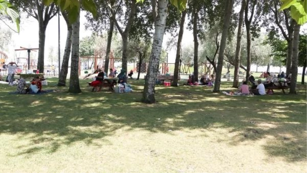 İstanbullular Sıcak Havadan Bunalınca Park ve Plajlara Akın Etti