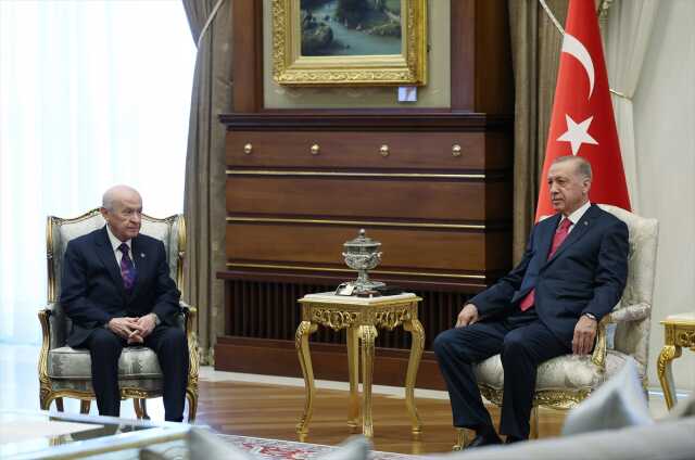 'İsveç'in NATO'da olmasını nasıl hazmedeceğiz' demişti! Cumhurbaşkanı Erdoğan, uçaktan iner inmez Bahçeli ile görüştü 'İsveç'in NATO'da olmasını nasıl hazmedeceğiz' demişti! Cumhurbaşkanı Erdoğan, uçaktan iner inmez Bahçeli ile görüştü