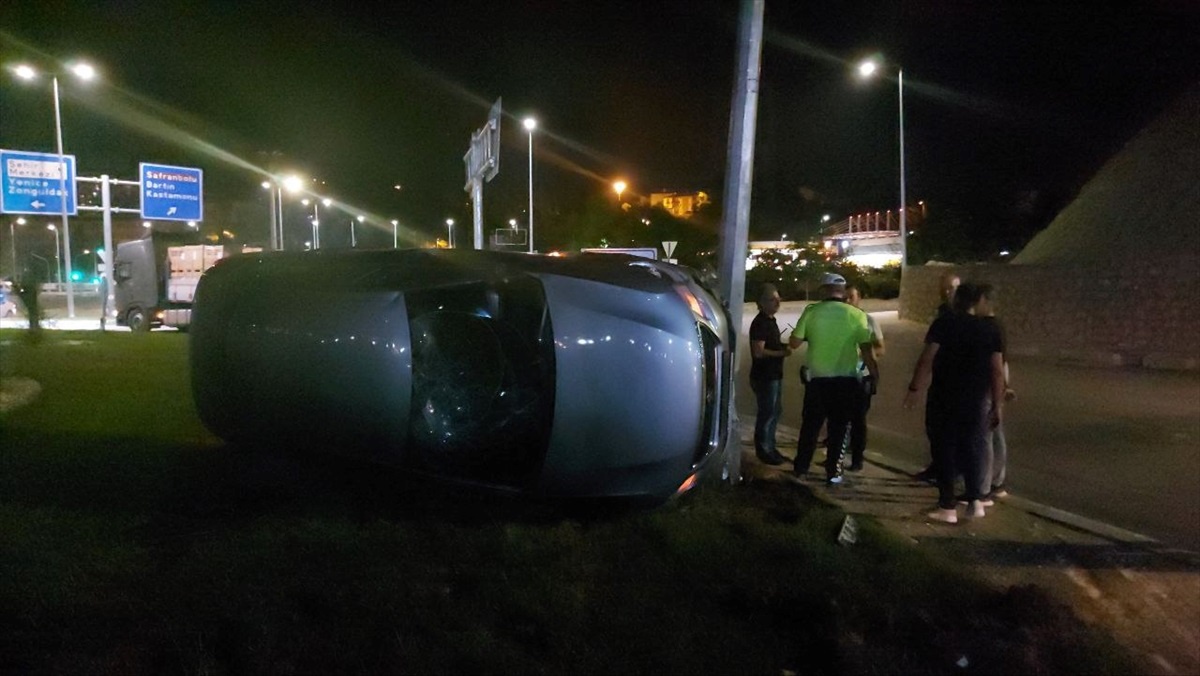 Karabük\'te çalıntı otomobille polisten kaçmaya çalışırken kaza yapan 4 şüpheli yakalandı