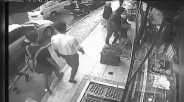 Kayıp cüzdanı 'Karakola götüreceğim' diyen şahıs ortadan kayboldu! O anlar kamerada