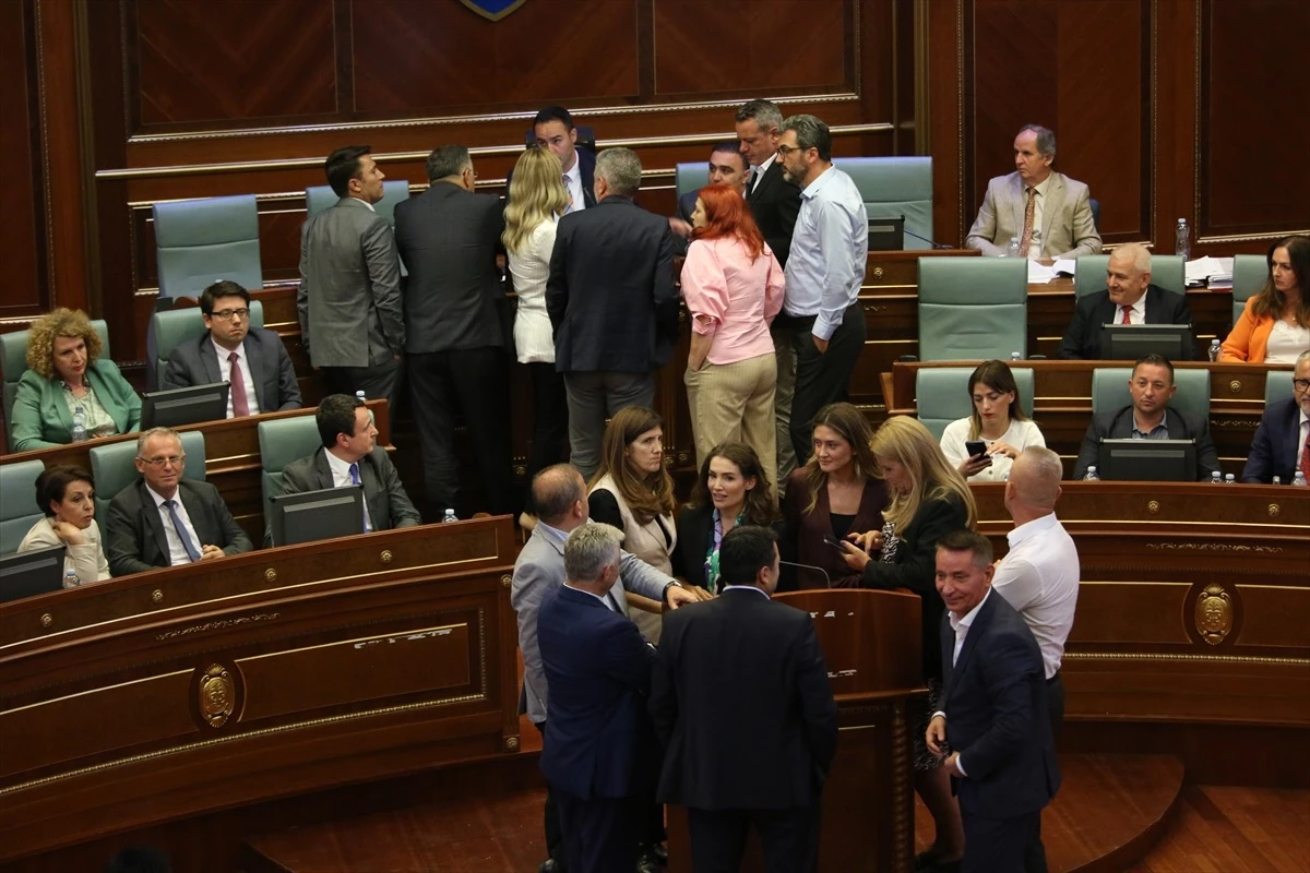 Kosova Meclisi Gerginlikle Çalışmalarını Sürdürdü