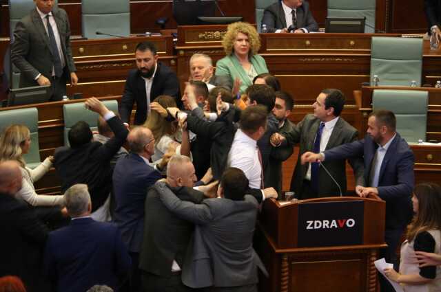 Kosova Parlamentosu'nda yumruklu kavga: Başbakana su fırlattılar Kosova Parlamentosu'nda yumruklu kavga: Başbakana su fırlattılar