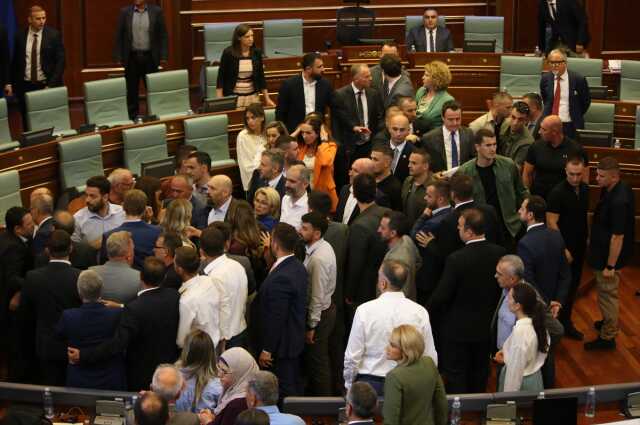 Kosova Parlamentosu'nda yumruklu kavga: Başbakana su fırlattılar Kosova Parlamentosu'nda yumruklu kavga: Başbakana su fırlattılar