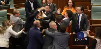 Kosova Parlamentosu'nda Yumruklu Kavga
