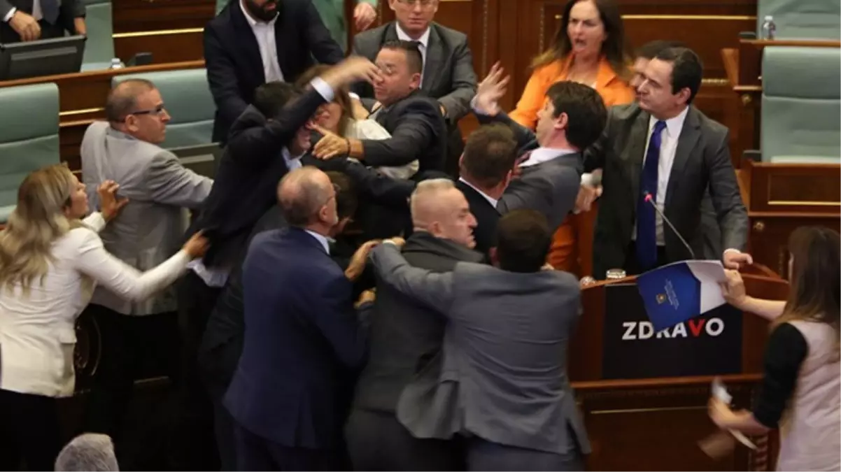 Kosova Parlamentosu'nda Yumruklu Kavga