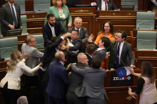 Kosova Parlamentosu'nda yumruklu kavga: Başbakana su fırlattılar Kosova Parlamentosu'nda yumruklu kavga: Başbakana su fırlattılar