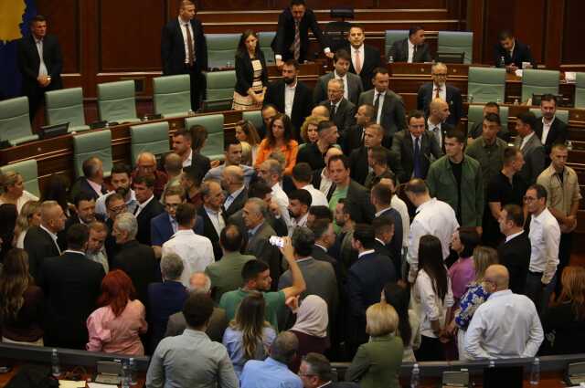 Kosova Parlamentosu'nda yumruklu kavga: Başbakana su fırlattılar Kosova Parlamentosu'nda yumruklu kavga: Başbakana su fırlattılar