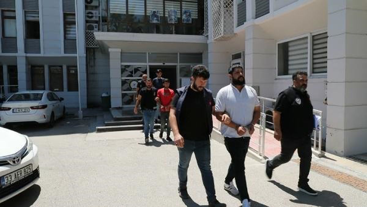 Mersin\'de 3 araç kundaklayan 4 şüpheli yakalandı