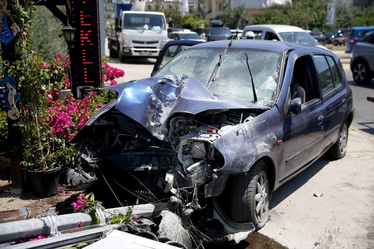 Fethiye\'de Otomobil Çarpışması: 2 Kişi Yaralandı
