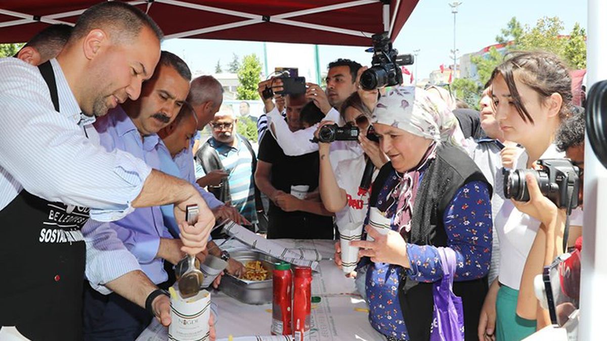 Niğde Belediyesi Dünya Patates Kızartması Günü\'nde Vatandaşlara 600 Kilo Patates İkram Etti