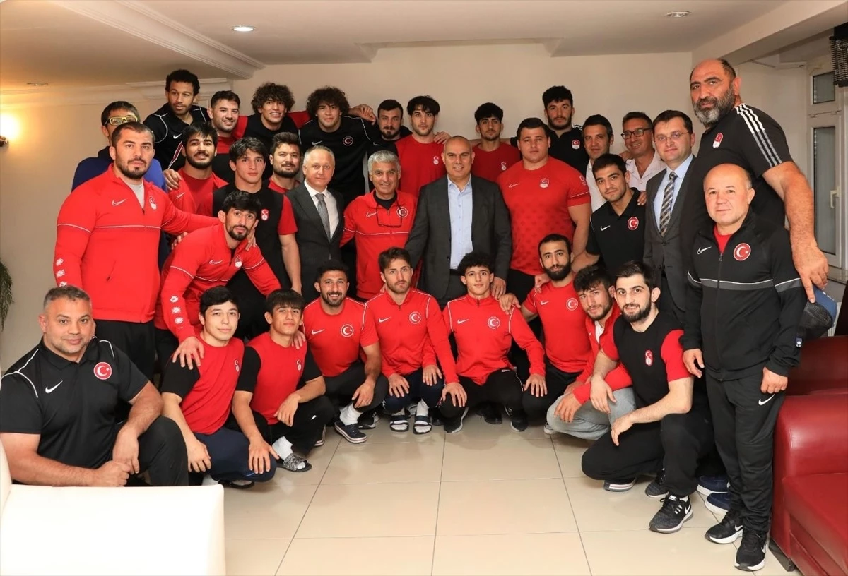 Niğde Valisi Mustafa Koç, Grekoromen Güreş Milli Takımı\'nı ziyaret etti