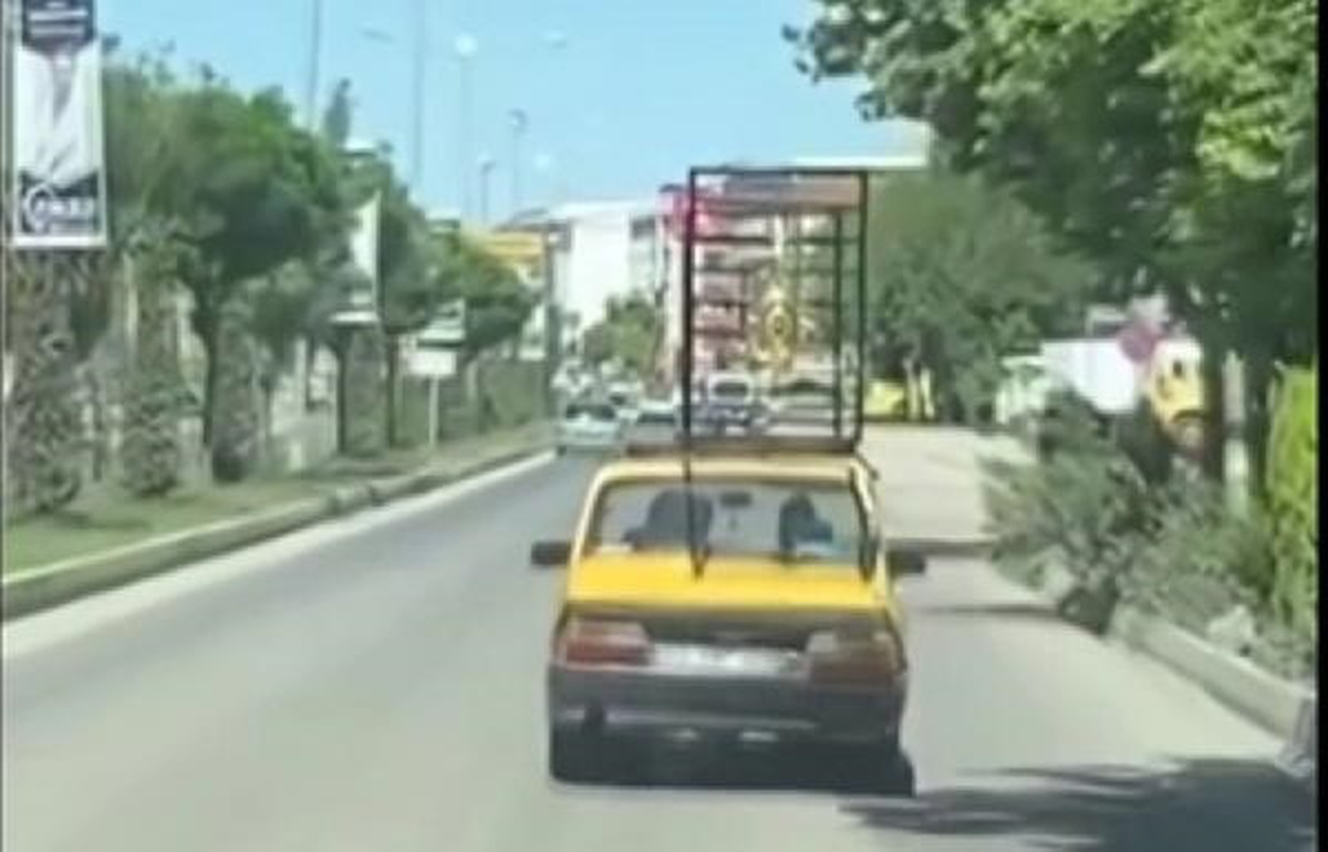 Otomobil Üzerinde Demir Korkuluk Taşıyan Sürücünün Tehlikeli Yolculuğu