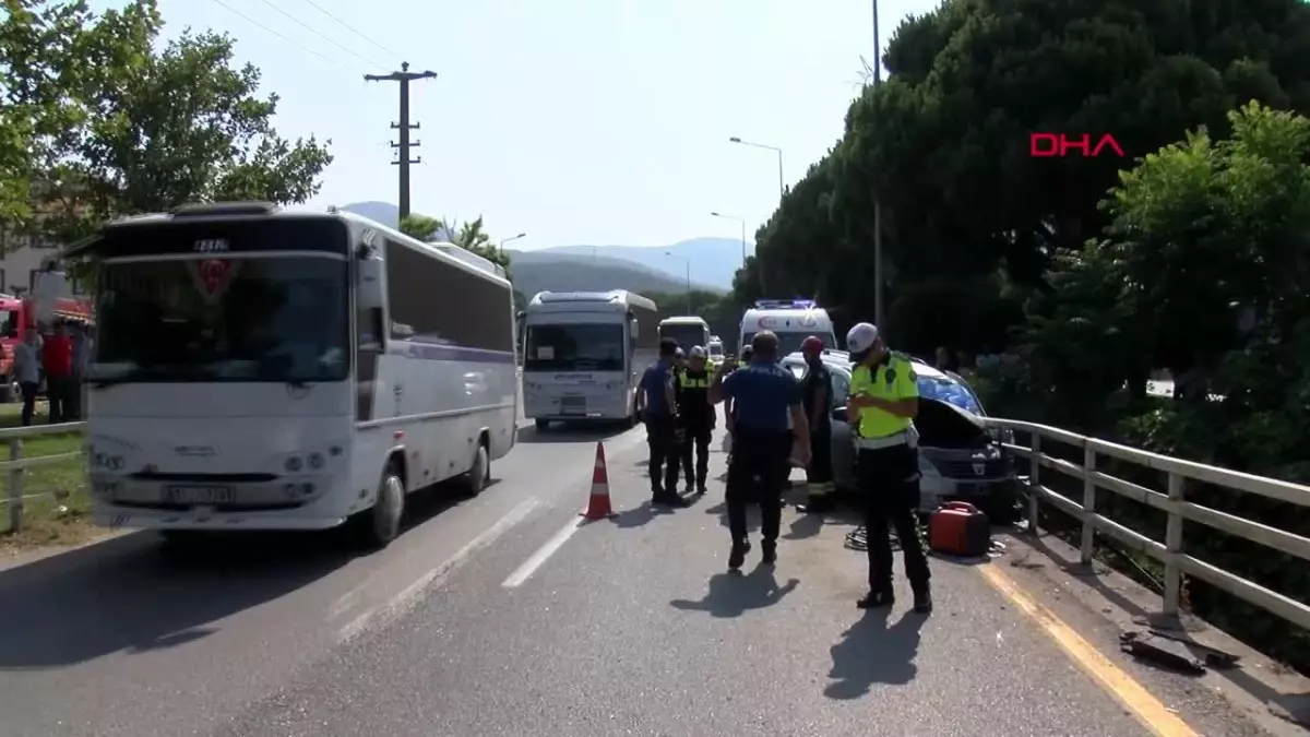 Manisa\'da Otomobil Demir Korkuluklara Çarptı: Bir Kişi Hayatını Kaybetti