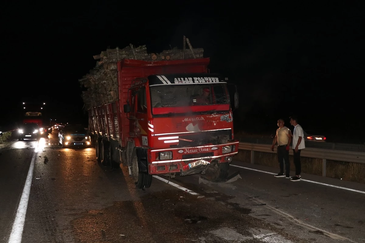Samsun\'da Tır ve Kamyon Arasında Sıkışan Araçta 2 Kişi Yaralandı