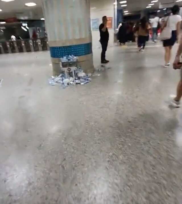 Yenikapı Metro İstasyonu'nda Çöp Sorunu Yenikapı Metro İstasyonu'nda Çöp Sorunu