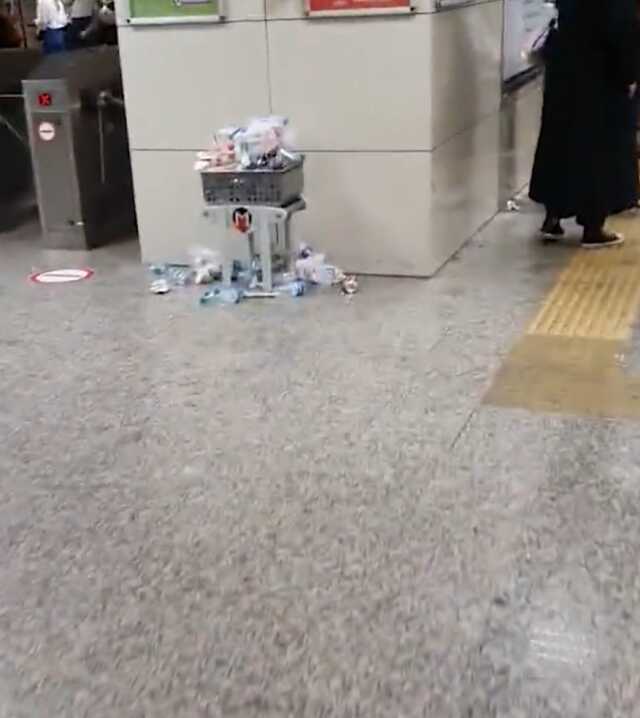 Yenikapı Metro İstasyonu'nda Çöp Sorunu Yenikapı Metro İstasyonu'nda Çöp Sorunu