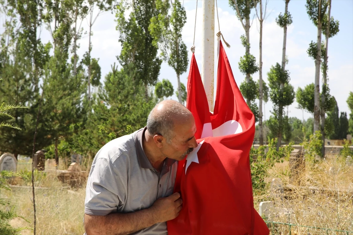 FETÖ şehidi Halil Hamuryen\'in ailesi acısını yaşatıyor