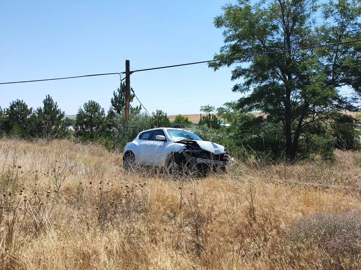 Afyonkarahisar\'ın Emirdağ ilçesinde tarlaya devrilen otomobilde 6 kişi yaralandı