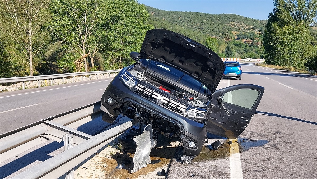 Amasya\'da Kontrolden Çıkan Otomobilin Bariyere Çıkması Sonucu 4 Kişi Yaralandı