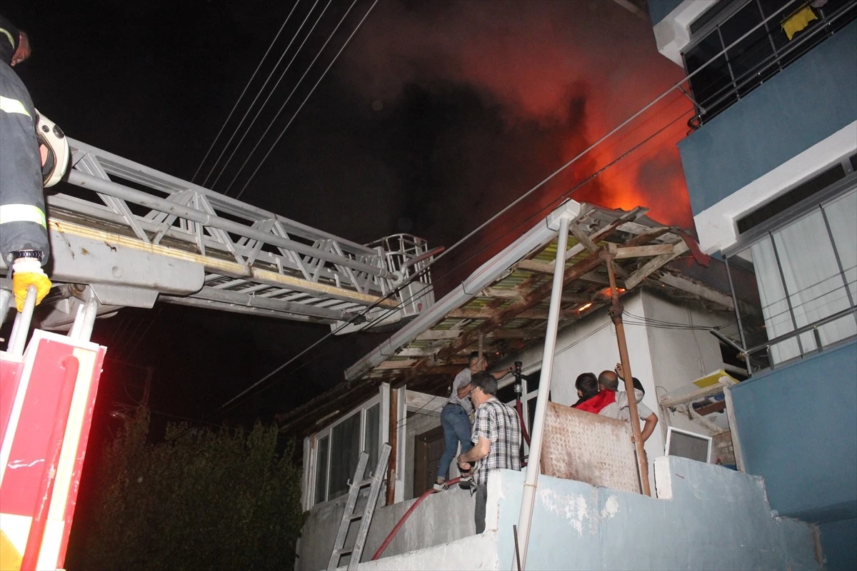 Amasya\'nın Suluova ilçesinde yangın çıkan binada hasar oluştu