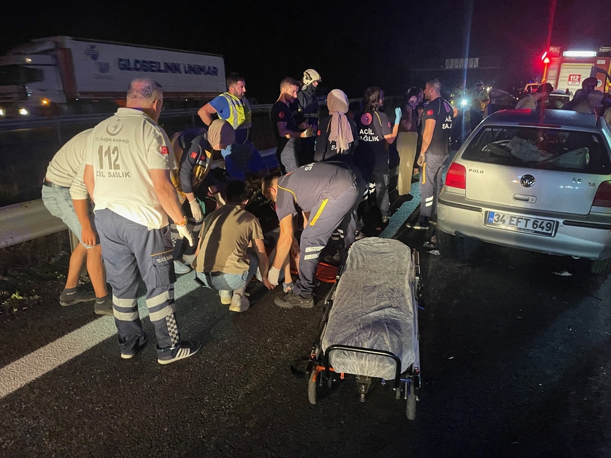 Anadolu Otoyolu\'nda Zincirleme Trafik Kazası: 14 Yaralı