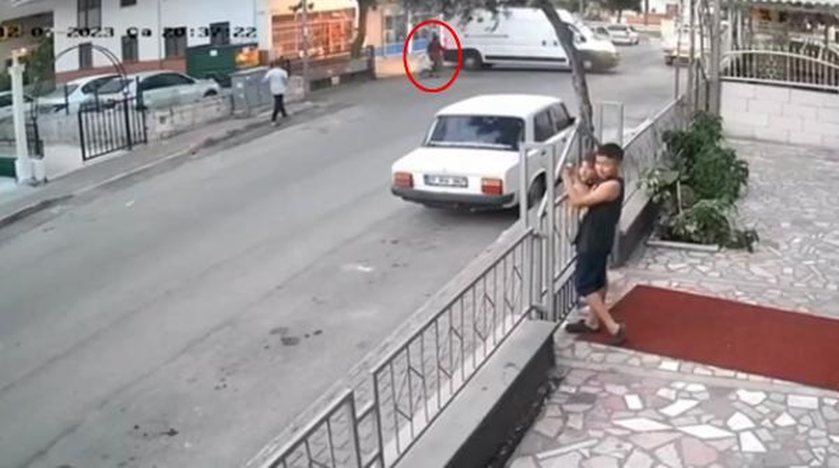 Antalya\'da Minibüs Kazası: Hayatını Kaybeden Kadının Kamera Görüntüleri Ortaya Çıktı