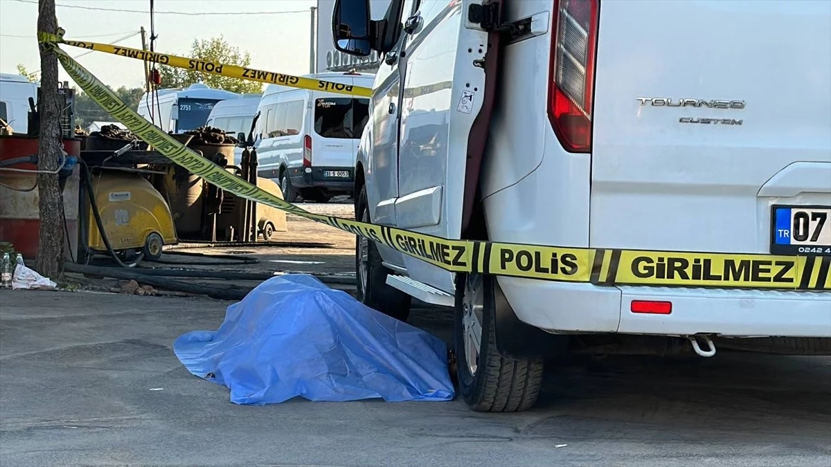 Antalya\'da park halindeki aracın yanında bir kişi ölü bulundu