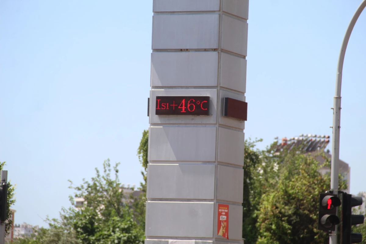 Antalya\'da Termometreler 46\'yı Gösterdi, Sahil ve Sokaklar Boşaldı