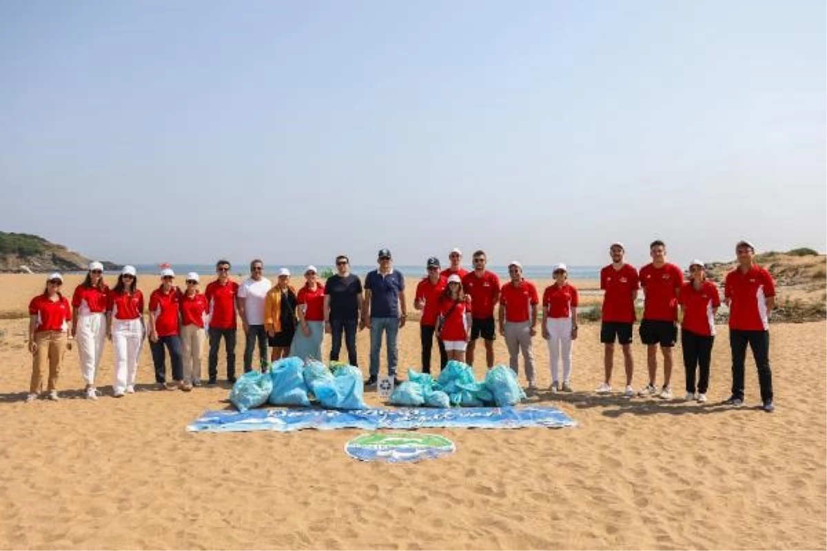 Aras Kargo ve Türkiye Voleybol Federasyonu, Riva\'da kıyı temizliği etkinliği düzenledi