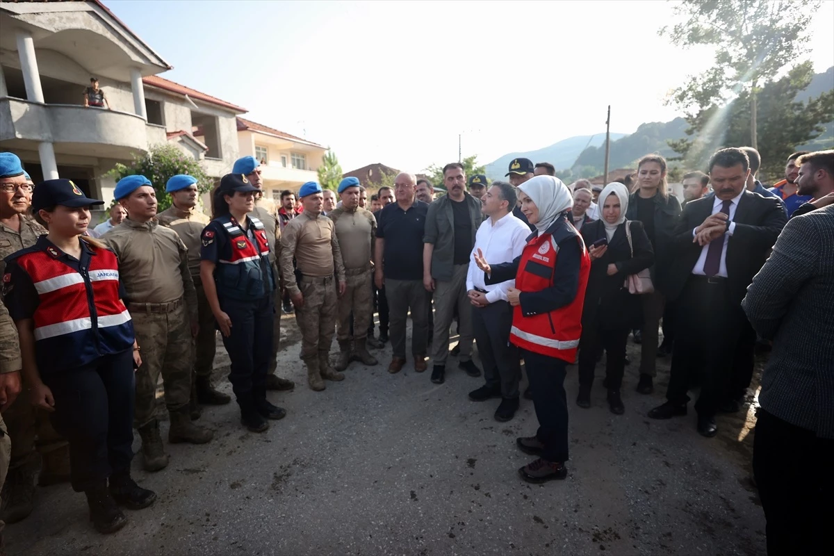 Aile ve Sosyal Hizmetler Bakanı İçmeler köyünü ziyaret etti