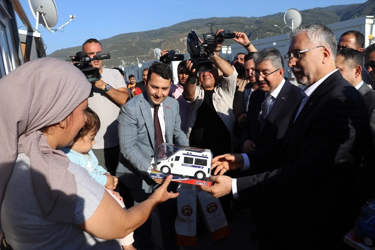 Çalışma ve Sosyal Güvenlik Bakanı Vedat Işıkhan, Osmaniye\'de depremzedelerle buluştu