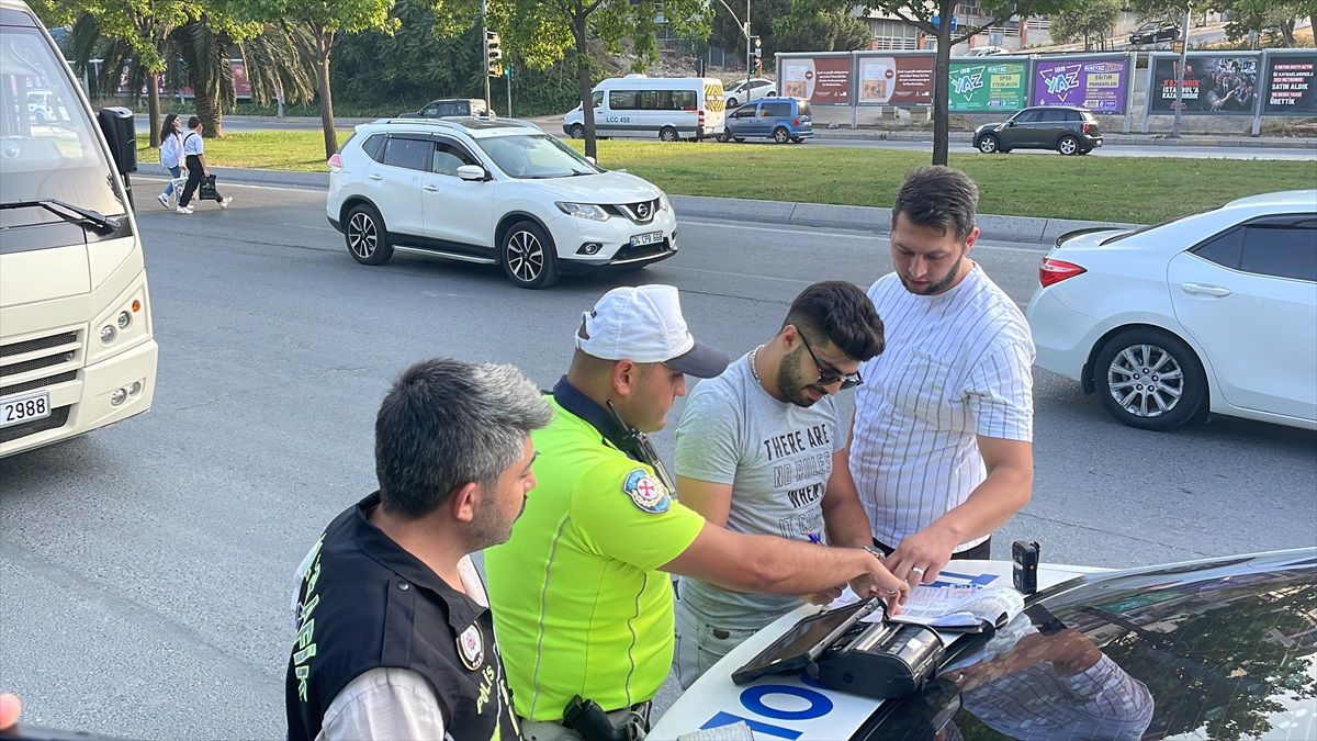 Bakırköy\'de Yolcu Minibüslerine Denetim: 3 Sürücüye 4 Bin 161 TL Cezai İşlem