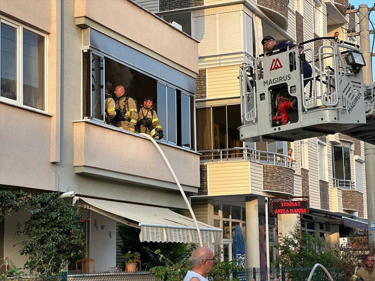 Edremit\'te çıkan ev yangınında mahsur kalan kişi itfaiye tarafından kurtarıldı