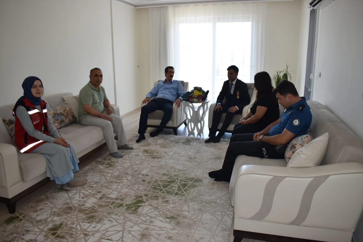 Bozyazı Kaymakamı Tuncay Topsakaloğlu, 15 Temmuz gazisi Ergün Bal\'ı evinde ziyaret etti