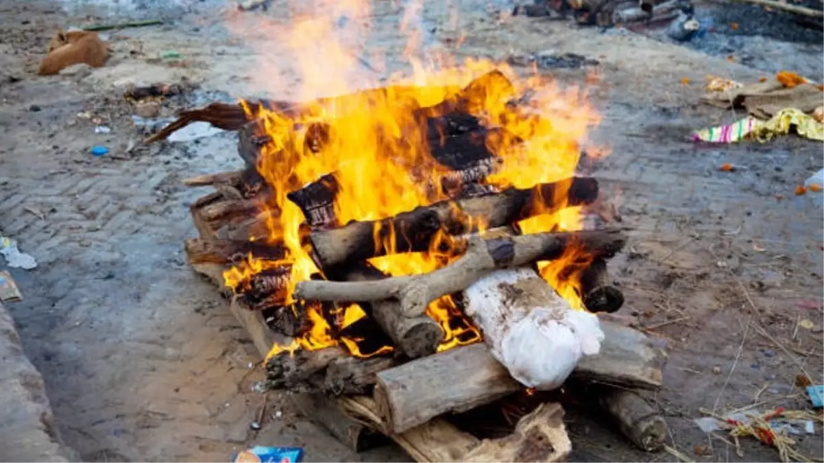 Ceset yakma alanında yarı yanmış insan eti yiyen iki kişi yakalandı