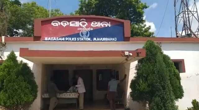 Ceset yakma alanında yarı yanmış insan eti yiyen iki kişi köylüler tarafından dövüldü