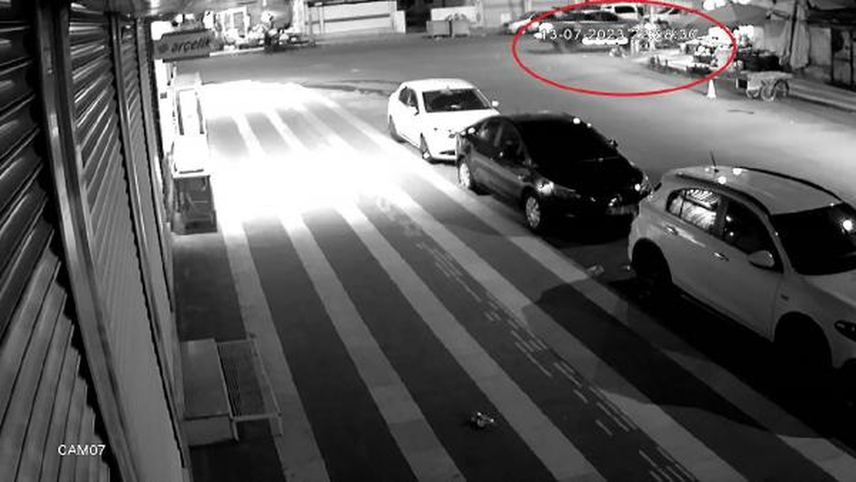 Diyarbakır\'da Cip Kaldırımda Oturan İki Kişiye Çarptı