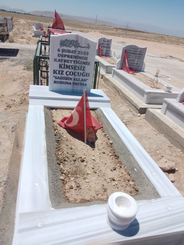 Depremde vefat eden kimsesiz çocuğun mezarı yapıldı! Taşa yazılan iki kelime kahretti