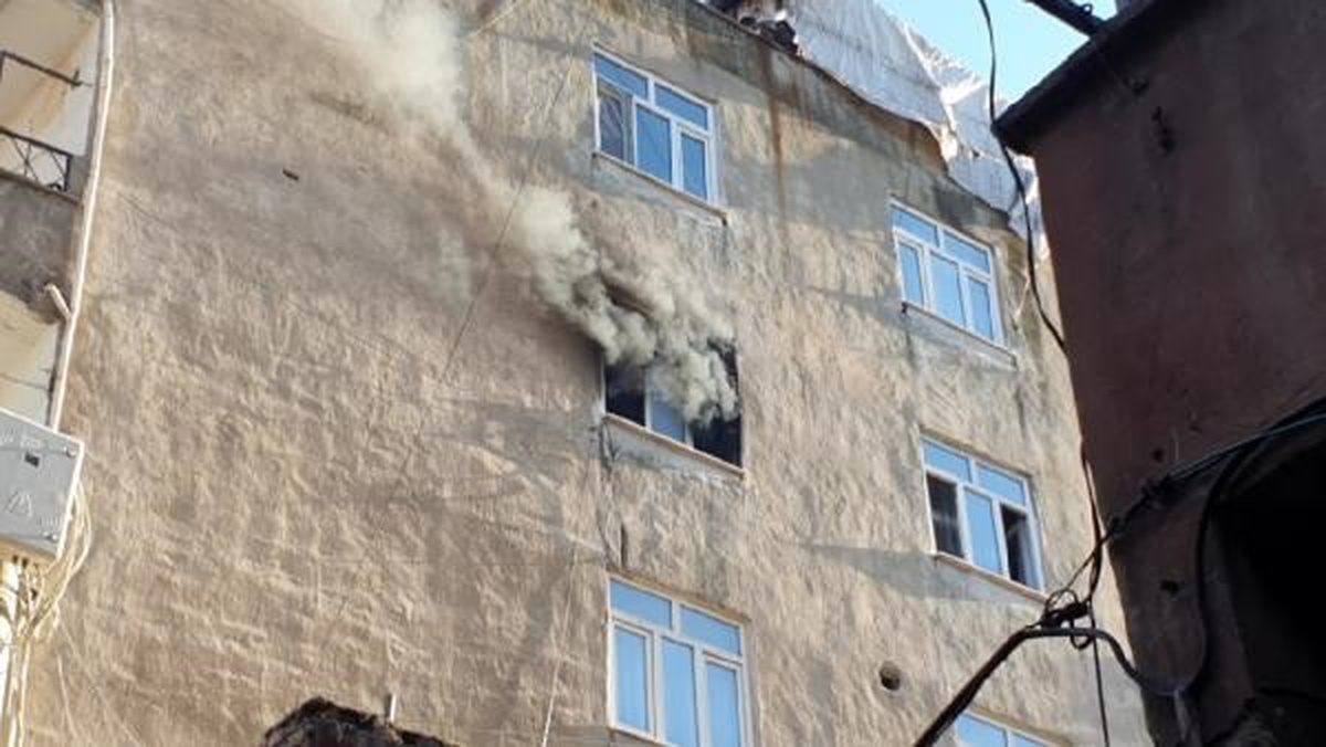 Diyarbakır\'da 5 Katlı Apartmanda Yangın Çıktı