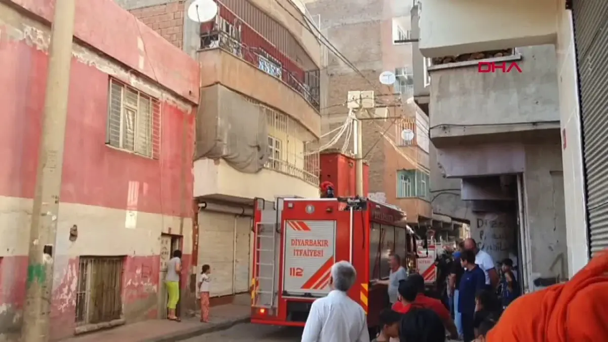Diyarbakır\'da 5 Katlı Apartmanda Yangın Çıktı