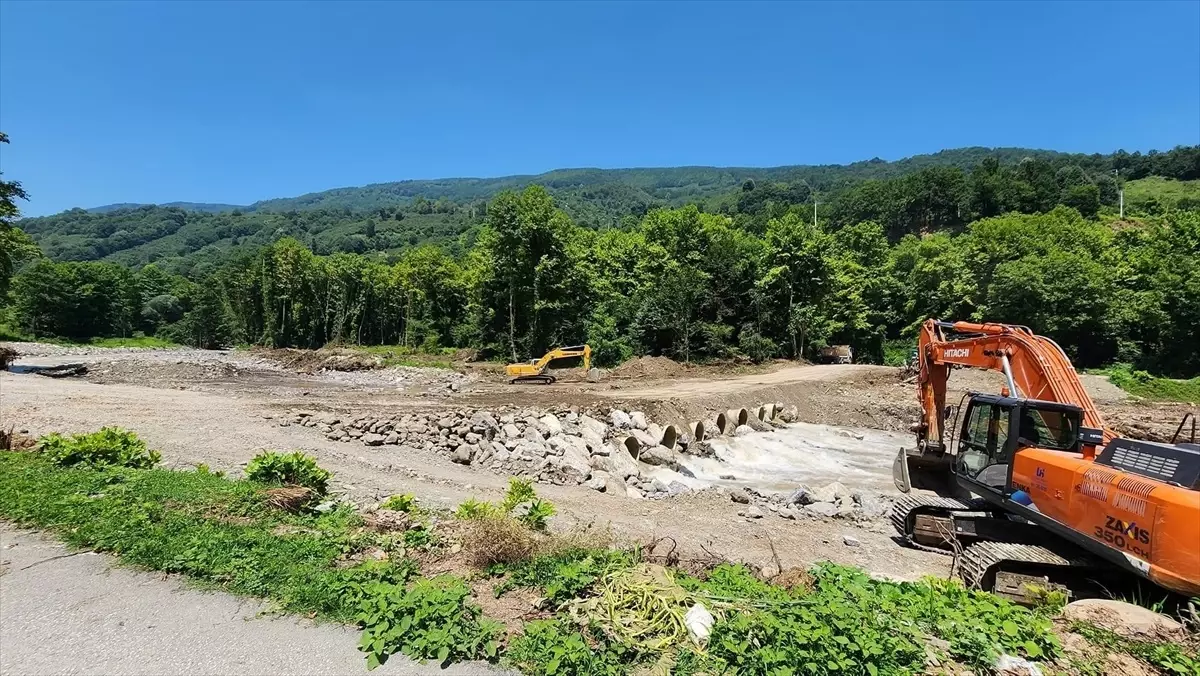 Düzce Gölyaka\'da sel felaketinde yıkılan köprünün yerine geçici yol yapıldı