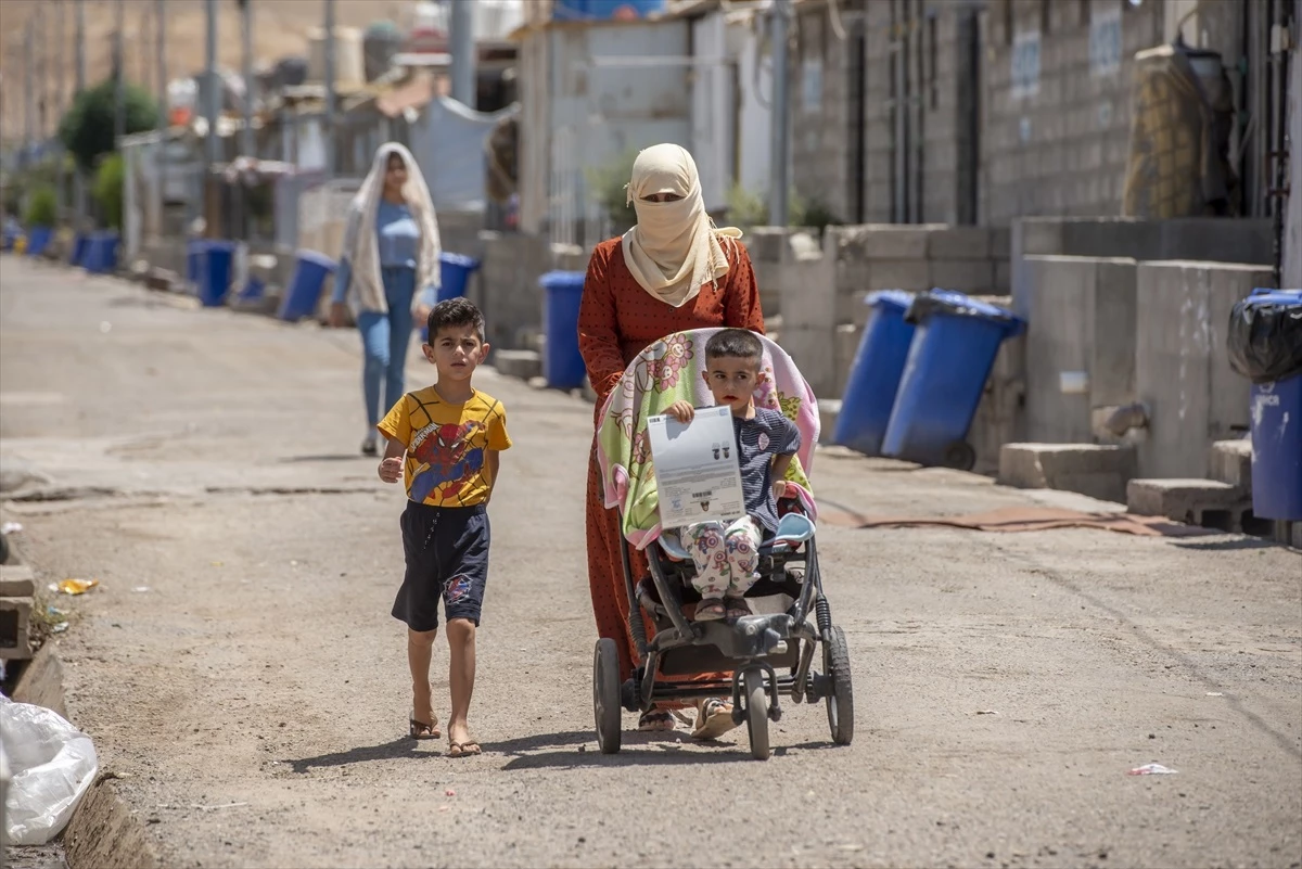 Suriyeli Sığınmacılar, Irak\'taki Kampta Zorlu Sıcaklarla Mücadele Ediyor
