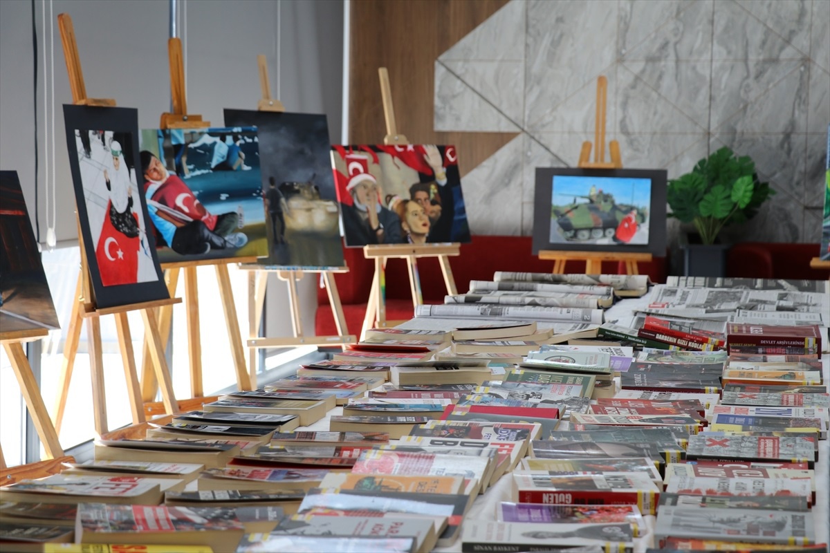 Erzincan\'da 15 Temmuz Resim ve Kitap Sergisi Açıldı