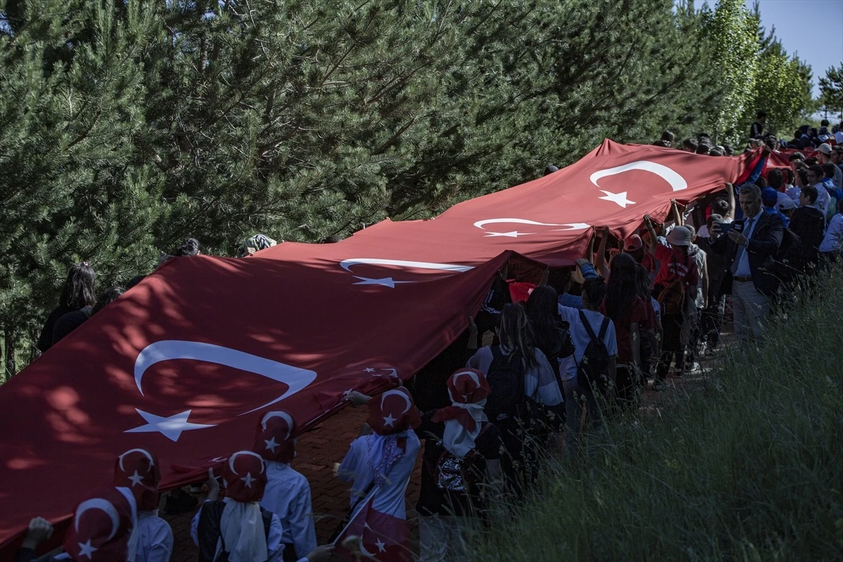 Erzurum\'da Gençler Dev Türk Bayrağıyla Doğa Yürüyüşü Gerçekleştirdi