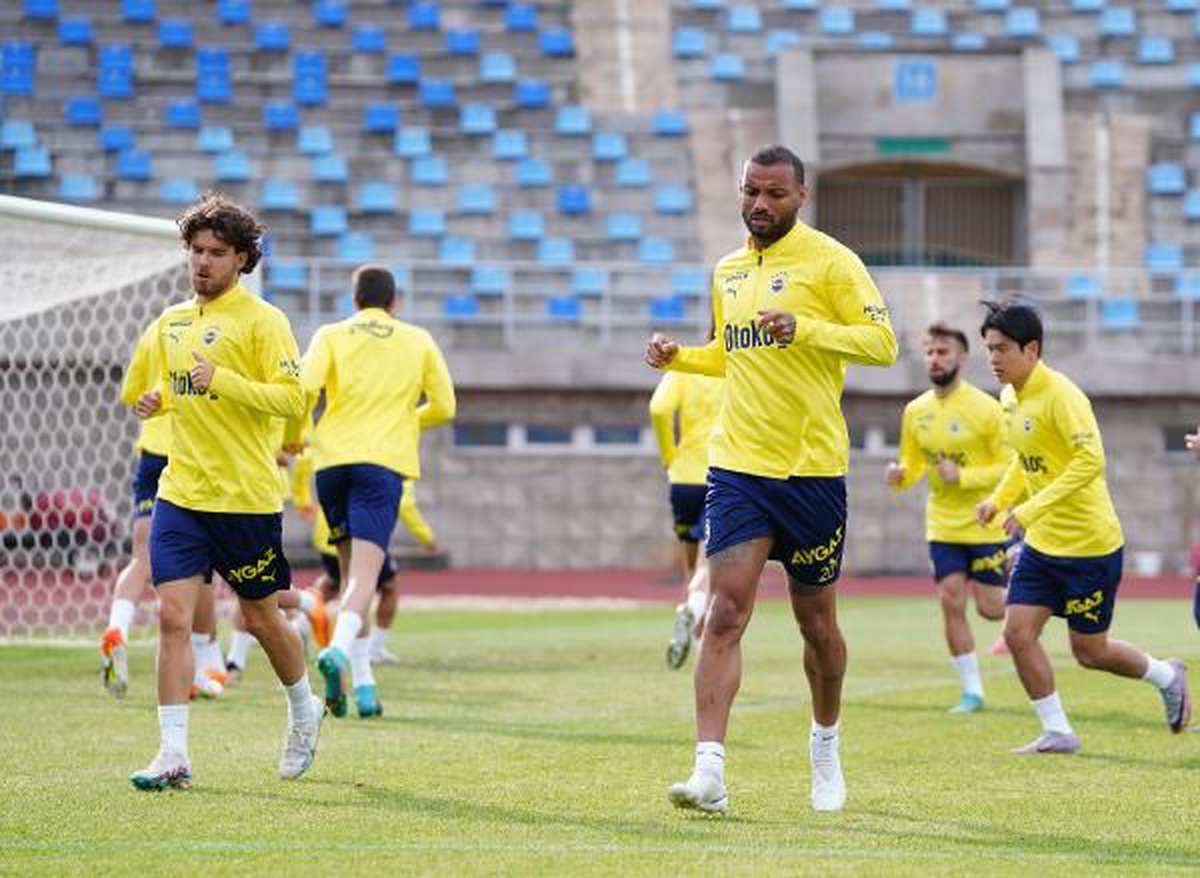 Fenerbahçe, Rusya\'da antrenmanlara devam ediyor