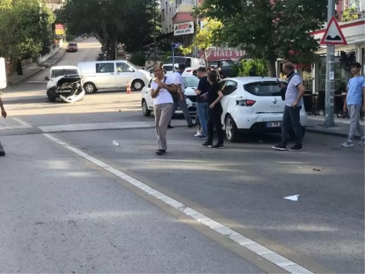 Freni Boşalan Midibüs 2 Otomobile Çarptı: 2 Yaralı