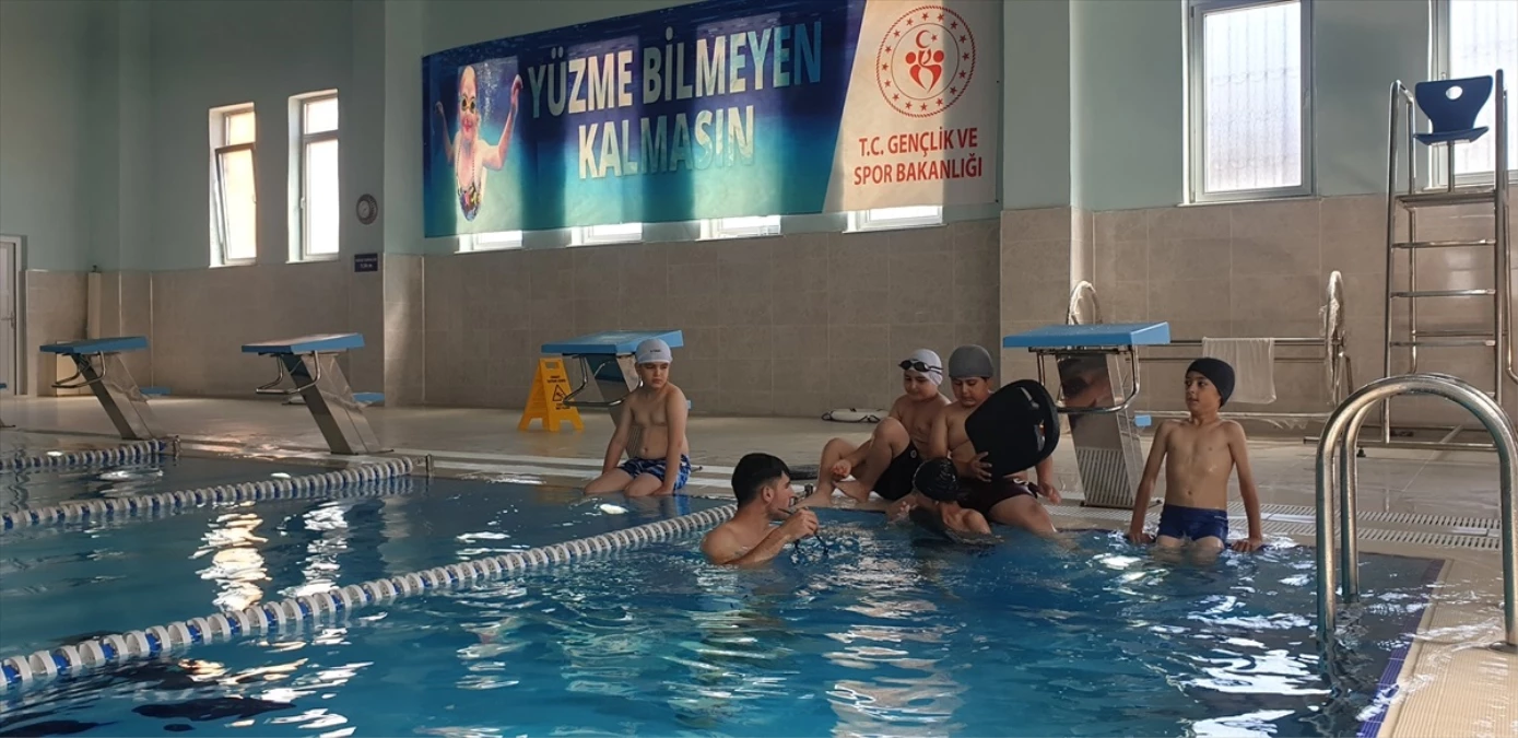 Ağrı\'da çocuklar yarı olimpik yüzme havuzunda eğitim alıyor