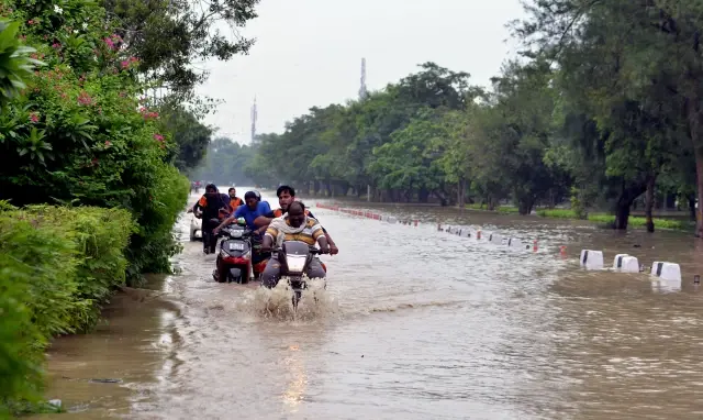 Hindistan'ın Başkenti Yeni Delhi Sular Altında Kaldı